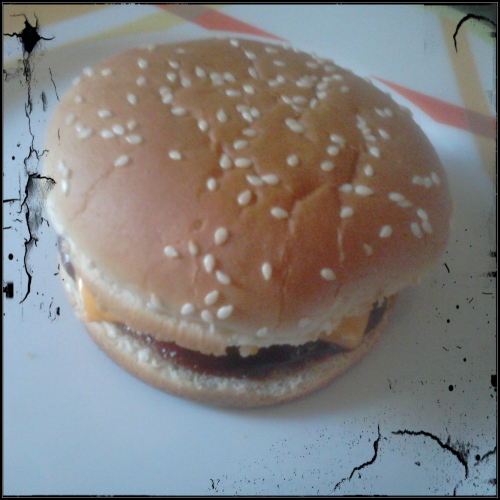 Frischer Cheeseburger auf Teller.