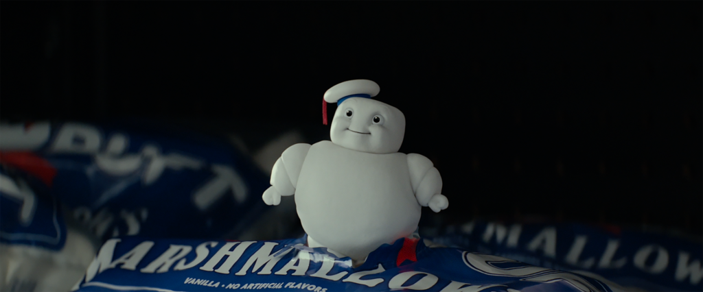 Filmszene mit einen Mini Marshmellow-Man in Columbia Pictures' GHOSTBUSTERS: AFTERLIEE.