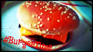 Selbstgemachter Cheeseburger auf Teller, mit dem Hashtag BurgerTime