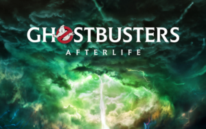 Grüne Wolken mit Blitzen über denen der Filmtitel, Ghostbusters Afterlife, angezeigt wird. Das O in Ghostbusters ist durch das Klassische Ghostbusters Logo, Weißer Geist in einem an das Halteverbotschild angelehnten Kreis, ersetzt.